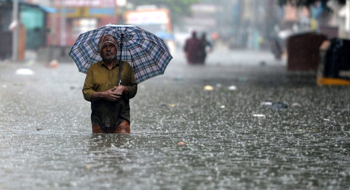 തമിഴ്നാട്ടിൽ കനത്ത മഴ തുടരുമെന്ന് മുന്നറിയിപ്പ് ; 4 ജില്ലകളിൽ നാളെ സ്കൂളുകൾക്ക് അവധി തമിഴ്നാട്ടിൽ കനത്ത മഴ തുടരുമെന്ന് മുന്നറിയിപ്പ് ; 4 ജില്ലകളിൽ നാളെ സ്കൂളുകൾക്ക് അവധി