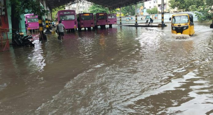 തമിഴ്നാട്ടിൽ വെള്ളപ്പൊക്ക ബാധിത മേഖലകൾ സന്ദർശിച്ച് എംകെ സ്റ്റാലിൻ തമിഴ്നാട്ടിൽ വെള്ളപ്പൊക്ക ബാധിത മേഖലകൾ സന്ദർശിച്ച് എംകെ സ്റ്റാലിൻ