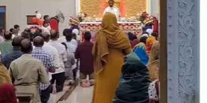 ചിറ്റൂർ സെന്റ് തോമസ് പള്ളിയിൽ ജനാഭിമുഖ കുർബാന തടഞ്ഞവരെ അറസ്റ്റ് ചെയ്ത് നീക്കി ചിറ്റൂർ സെന്റ് തോമസ് പള്ളിയിൽ ജനാഭിമുഖ കുർബാന തടഞ്ഞവരെ അറസ്റ്റ് ചെയ്ത് നീക്കി