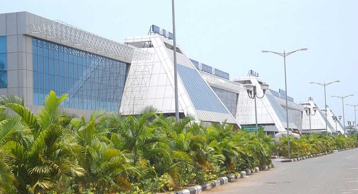 കോഴിക്കോട് ഉൾപ്പെടെ 25 എയർപോർട്ടുകൾ സ്വകാര്യവത്ക്കരിക്കാനൊരുങ്ങി കേന്ദ്രം കോഴിക്കോട് ഉൾപ്പെടെ 25 എയർപോർട്ടുകൾ സ്വകാര്യവത്ക്കരിക്കാനൊരുങ്ങി കേന്ദ്രം