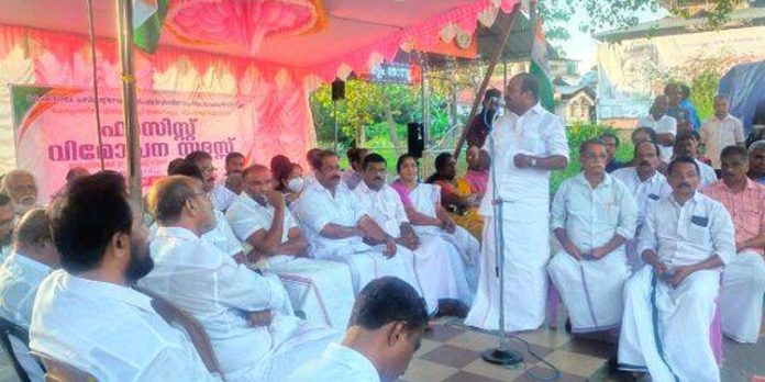പന്തളം ബ്ലോക്ക് കോൺഗ്രസ് കമ്മിറ്റിയുടെ നേതൃത്വത്തിൽ പന്തളം ജംഗ്ഷനിൽ ഫാസിസ്റ്റ് വിമോചന സദസ് നടന്നു പന്തളം ബ്ലോക്ക് കോൺഗ്രസ് കമ്മിറ്റിയുടെ നേതൃത്വത്തിൽ പന്തളം ജംഗ്ഷനിൽ ഫാസിസ്റ്റ് വിമോചന സദസ് നടന്നു