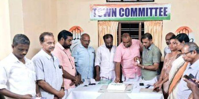 പന്തളം തെക്കേക്കര മണ്ഡലം കമ്മിറ്റി കോൺഗ്രസ് ജന്മദിനാഘോഷം നടത്തി പന്തളം തെക്കേക്കര മണ്ഡലം കമ്മിറ്റി കോൺഗ്രസ് ജന്മദിനാഘോഷം നടത്തി