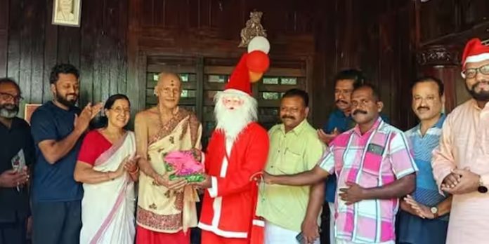 ക്ഷേത്രാങ്കണത്തിലേക്ക് ക്രിസ്തുമസ് സന്ദേശവുമായി എത്തിയ സംഘത്തെ ഇരു കയ്യും നീട്ടി സ്വീകരിച്ച് ഭാരവാഹികൾ ക്ഷേത്രാങ്കണത്തിലേക്ക് ക്രിസ്തുമസ് സന്ദേശവുമായി എത്തിയ സംഘത്തെ ഇരു കയ്യും നീട്ടി സ്വീകരിച്ച് ഭാരവാഹികൾ