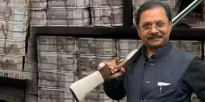 കോൺഗ്രസ് എംപിയുടെ വീട്ടിലും സ്ഥാപനങ്ങളിലും റെയ്ഡ് കോൺഗ്രസ് എംപിയുടെ വീട്ടിലും സ്ഥാപനങ്ങളിലും റെയ്ഡ്