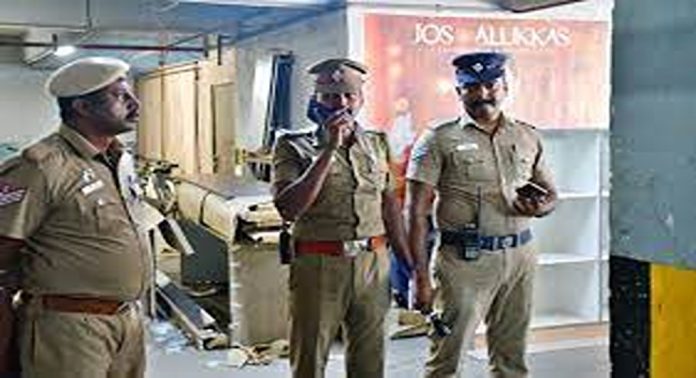 ജോസ് ആലുക്കാസ് ജ്വല്ലറി മോഷണം: മുഖ്യപ്രതിയെ തിരിച്ചറിഞ്ഞതായി പോലീസ് ജോസ് ആലുക്കാസ് ജ്വല്ലറി മോഷണം: മുഖ്യപ്രതിയെ തിരിച്ചറിഞ്ഞതായി പോലീസ്