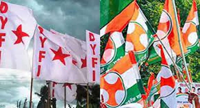 മുഖ്യമന്ത്രിയെ കരിങ്കൊടി കാണിച്ചു: മലപ്പുറത്ത് യൂത്ത് കോൺഗ്രസ് ഡിവൈഎഫ്ഐ സംഘർഷം മുഖ്യമന്ത്രിയെ കരിങ്കൊടി കാണിച്ചു: മലപ്പുറത്ത് യൂത്ത് കോൺഗ്രസ് ഡിവൈഎഫ്ഐ സംഘർഷം
