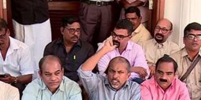 എറണാകുളത്ത് ഏകീകൃത കുര്ബാന അനുകൂലികളുടെ പ്രതിഷേധം എറണാകുളത്ത് ഏകീകൃത കുര്ബാന അനുകൂലികളുടെ പ്രതിഷേധം