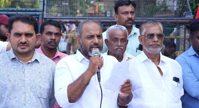 പ്രതിപക്ഷ എംപിമാരെ സസ്പെന്റ് ചെയ്യുന്നത് വിവാദ ബില്ലുകളില് ചര്ച്ച ഒഴിവാക്കാന് : അന്സാരി ഏനാത്ത് പ്രതിപക്ഷ എംപിമാരെ സസ്പെന്റ് ചെയ്യുന്നത് വിവാദ ബില്ലുകളില് ചര്ച്ച ഒഴിവാക്കാന് : അന്സാരി ഏനാത്ത്