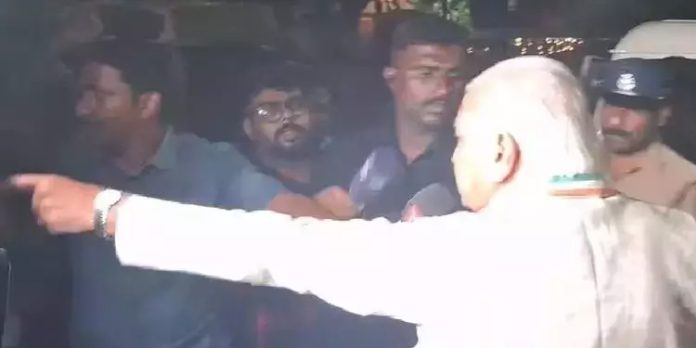 ഗവർണർക്കെതിരായ പ്രതിഷേധം ; ചുമത്തിയത് പോലീസിന്റെ കൃത്യനിർവ്വഹണം തടസപ്പെടുത്തിയ വകുപ്പ് ഗവർണർക്കെതിരായ പ്രതിഷേധം ; ചുമത്തിയത് പോലീസിന്റെ കൃത്യനിർവ്വഹണം തടസപ്പെടുത്തിയ വകുപ്പ്