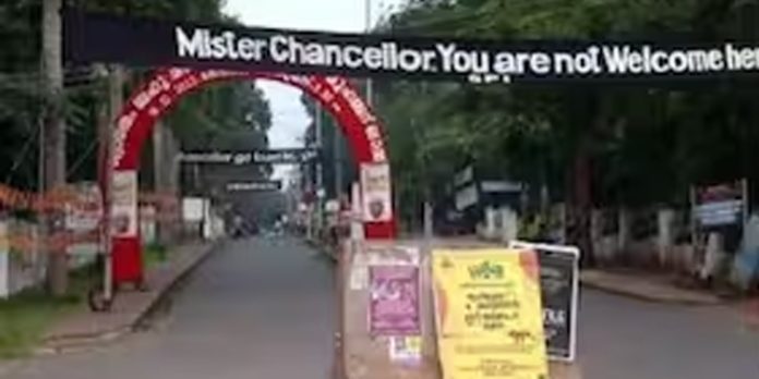 കോഴിക്കോട് സര്വകലാശാലയിൽ ഗവര്ണര്ക്കെതിരെ കറുത്ത ബാനര് ഉയര്ത്തി എസ്എഫ്ഐ കോഴിക്കോട് സര്വകലാശാലയിൽ ഗവര്ണര്ക്കെതിരെ കറുത്ത ബാനര് ഉയര്ത്തി എസ്എഫ്ഐ