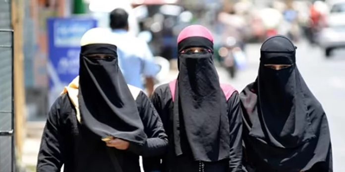 കർണാടകയിൽ ഹിജാബ് നിരോധനം പിൻവലിക്കുന്നു : മുഖ്യമന്ത്രി സിദ്ധരാമയ്യ കർണാടകയിൽ ഹിജാബ് നിരോധനം പിൻവലിക്കുന്നു : മുഖ്യമന്ത്രി സിദ്ധരാമയ്യ