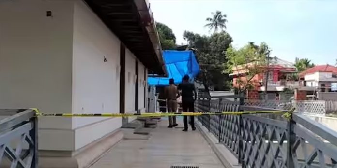 പള്ളിയിൽ മോഷണം ; മഖ്ബറയിലെ അലമാരയിൽ സൂക്ഷിച്ചിരുന്ന പണം കവർന്നു പള്ളിയിൽ മോഷണം ; മഖ്ബറയിലെ അലമാരയിൽ സൂക്ഷിച്ചിരുന്ന പണം കവർന്നു