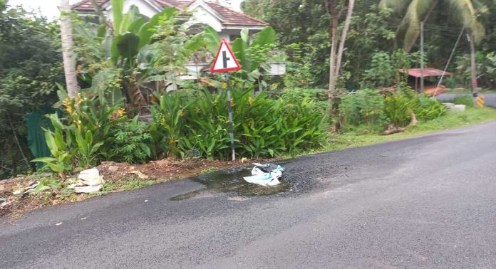 ശബരിമല പാതയില് കുടിവെള്ള വിതരണ പൈപ്പ് പൊട്ടി റോഡ് തകര്ന്നു ശബരിമല പാതയില് കുടിവെള്ള വിതരണ പൈപ്പ് പൊട്ടി റോഡ് തകര്ന്നു