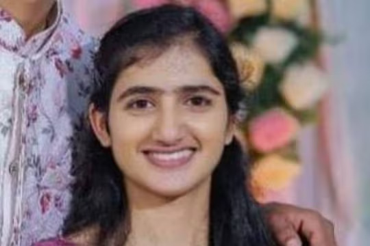 വാഹനത്തില് നിന്ന് ഇറങ്ങുന്നതിനിടയില് കാല് വഴുതി തോട്ടിലേക്ക് വീണ യുവതി മരിച്ചു വാഹനത്തില് നിന്ന് ഇറങ്ങുന്നതിനിടയില് കാല് വഴുതി തോട്ടിലേക്ക് വീണ യുവതി മരിച്ചു