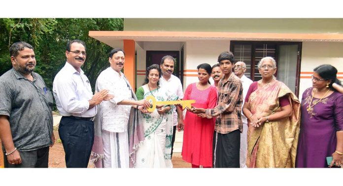 ഡോ. എം. എസ്. സുനിലിന്റെ 294 -മത് സ്നേഹഭവനം സുധയ്ക്കും രണ്ട് കുട്ടികൾക്കും ഡോ. എം. എസ്. സുനിലിന്റെ 294 -മത് സ്നേഹഭവനം സുധയ്ക്കും രണ്ട് കുട്ടികൾക്കും