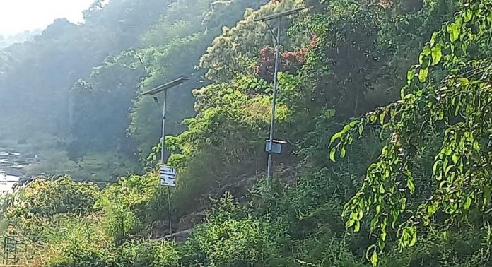 പെരുന്തേനരുവിയില് തെരുവു വിളക്കുകള് കത്താതായിട്ട് നാളുകളായി പെരുന്തേനരുവിയില് തെരുവു വിളക്കുകള് കത്താതായിട്ട് നാളുകളായി