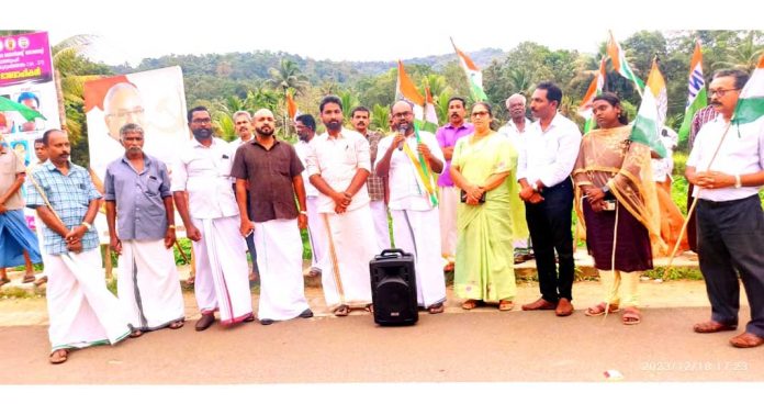 പഴവങ്ങാടി ടൗൺ മണ്ഡലം കമ്മിറ്റി സായാഹ്ന ധർണ്ണ നടത്തി പഴവങ്ങാടി ടൗൺ മണ്ഡലം കമ്മിറ്റി സായാഹ്ന ധർണ്ണ നടത്തി
