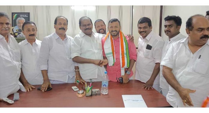 രാഹുൽ മാങ്കൂട്ടത്തിലിന് ഡി.സി.സിയിൽ സ്വീകരണം നല്കി രാഹുൽ മാങ്കൂട്ടത്തിലിന് ഡി.സി.സിയിൽ സ്വീകരണം നല്കി