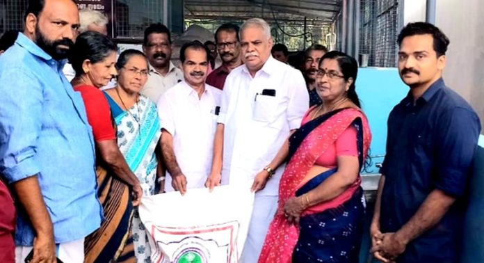 വെച്ചൂച്ചിറ ഗ്രാമ പഞ്ചായത്തില് സൗജന്യ കാലിത്തീറ്റ വിതരണ പദ്ധതി ആരംഭിച്ചു വെച്ചൂച്ചിറ ഗ്രാമ പഞ്ചായത്തില് സൗജന്യ കാലിത്തീറ്റ വിതരണ പദ്ധതി ആരംഭിച്ചു