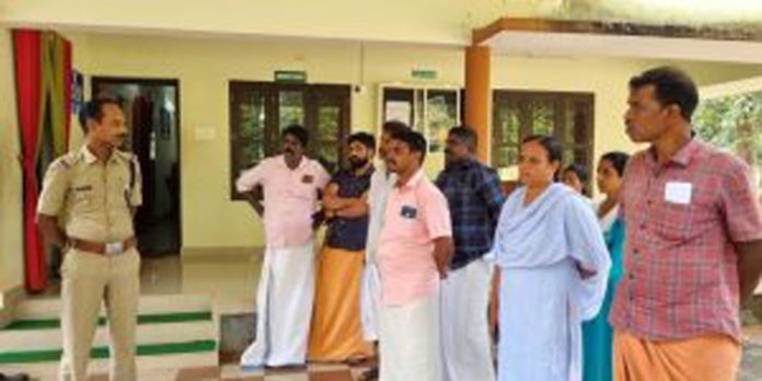 കല്ലേലി എസ്റ്റേറ്റ് പുതുക്കാട് ഭാഗത്ത് ടാപ്പിംഗ് തൊഴിലാളികളെ കാട്ടാന ഓടിച്ചു ; നിരവധി പേർക്ക് പരിക്ക് കല്ലേലി എസ്റ്റേറ്റ് പുതുക്കാട് ഭാഗത്ത് ടാപ്പിംഗ് തൊഴിലാളികളെ കാട്ടാന ഓടിച്ചു ; നിരവധി പേർക്ക് പരിക്ക്