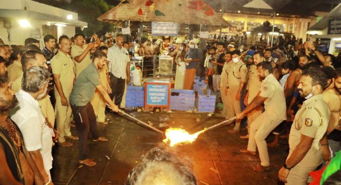 അയ്യപ്പസന്നിധിക്ക് ഉത്സവഛായ പകർന്ന് പോലീസ് സേനയുടെ കർപ്പൂരാഴി ഘോഷയാത്ര അയ്യപ്പസന്നിധിക്ക് ഉത്സവഛായ പകർന്ന് പോലീസ് സേനയുടെ കർപ്പൂരാഴി ഘോഷയാത്ര