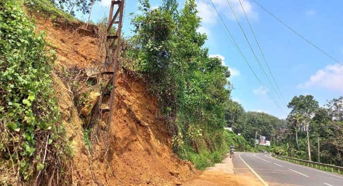 വാഹന യാത്രക്കാർക്കു അപകട ഭീഷണി ഉയര്ത്തി വൈദ്യുതി തൂൺ വാഹന യാത്രക്കാർക്കു അപകട ഭീഷണി ഉയര്ത്തി വൈദ്യുതി തൂൺ