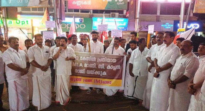 ക്രിമിനൽ കേസിൽ വിചാരണ നേരിടുന്ന പാലാ എം.എൽ.എ രാജിവെയ്ക്കണം ; യൂത്ത്ഫ്രണ്ട് (എം) പ്രകടനം നടത്തി ക്രിമിനൽ കേസിൽ വിചാരണ നേരിടുന്ന പാലാ എം.എൽ.എ രാജിവെയ്ക്കണം ; യൂത്ത്ഫ്രണ്ട് (എം) പ്രകടനം നടത്തി