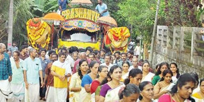 കീക്കൊഴൂർ – വയലത്തല കരയുടെ പുതിയ പള്ളിയോട നിർമാണത്തിനുള്ള തടികൾ ഘോഷയാത്രയായി കീക്കൊഴൂരിലെത്തിച്ചു കീക്കൊഴൂർ – വയലത്തല കരയുടെ പുതിയ പള്ളിയോട നിർമാണത്തിനുള്ള തടികൾ ഘോഷയാത്രയായി കീക്കൊഴൂരിലെത്തിച്ചു