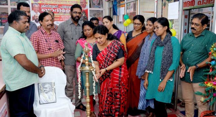 ഖാദി മേള ജില്ലാതല ഉദ്ഘാടനം നിര്വഹിച്ചു ഖാദി മേള ജില്ലാതല ഉദ്ഘാടനം നിര്വഹിച്ചു