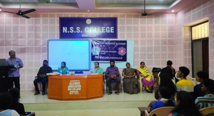 പത്തനംതിട്ട ജില്ലാ മെഡിക്കല് ഓഫീസിന്റെ ആഭിമുഖ്യത്തിൽ ബോധവത്ക്കരണ ക്ലാസ് സംഘടിപ്പിച്ചു പത്തനംതിട്ട ജില്ലാ മെഡിക്കല് ഓഫീസിന്റെ ആഭിമുഖ്യത്തിൽ ബോധവത്ക്കരണ ക്ലാസ് സംഘടിപ്പിച്ചു