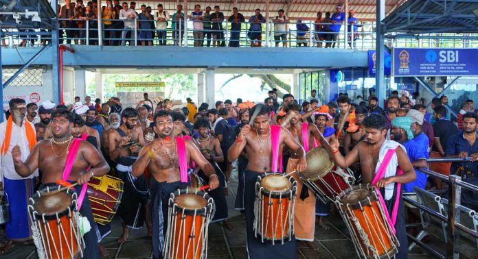മേളക്കൊഴുപ്പിൽ അയ്യപ്പ ഭക്തർ മേളക്കൊഴുപ്പിൽ അയ്യപ്പ ഭക്തർ