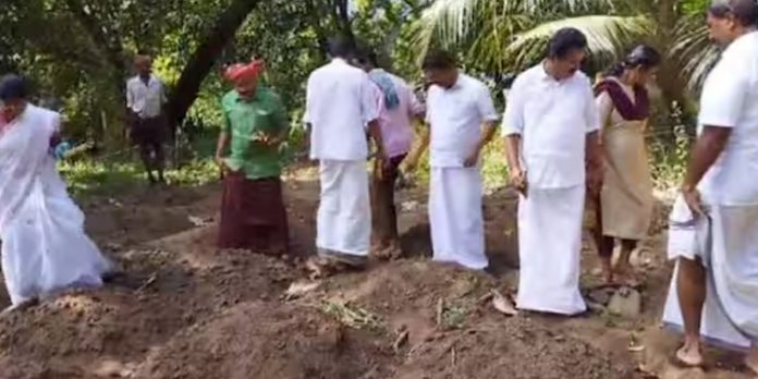 കർഷകരുടെ വിളകൾ പിഴുതെറിഞ്ഞും വഴി തടഞ്ഞും കർണാടക വനം വകുപ്പ് ; പ്രതിഷേധം ശക്തം കർഷകരുടെ വിളകൾ പിഴുതെറിഞ്ഞും വഴി തടഞ്ഞും കർണാടക വനം വകുപ്പ് ; പ്രതിഷേധം ശക്തം