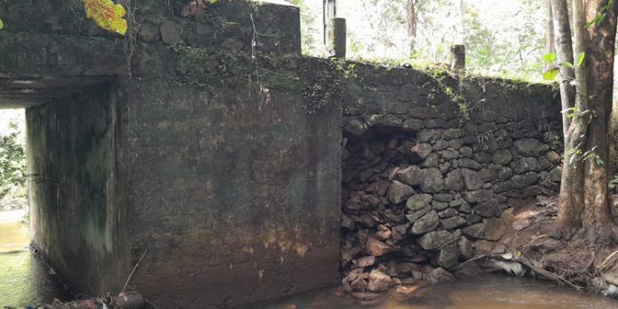 പേരുവാലി കലുങ്കിൻ്റെ സംരക്ഷണ ഭിത്തി ഇടിഞ്ഞത് അപകട ഭീഷണിയാകുന്നു പേരുവാലി കലുങ്കിൻ്റെ സംരക്ഷണ ഭിത്തി ഇടിഞ്ഞത് അപകട ഭീഷണിയാകുന്നു
