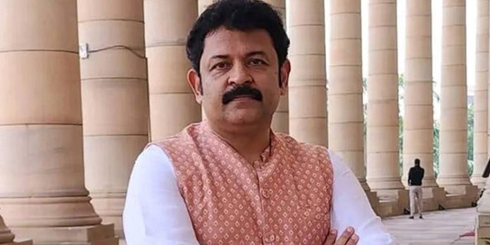 ‘പണിക്കാർക്ക് നിലത്ത് കുഴികുത്തി പഴങ്കഞ്ഞി നല്കി , കഴിക്കുന്നത് കൊതിയോടെ നോക്കി നിന്നു ‘ ; കൃഷ്ണകുമാറിന് വിമർശനം ‘പണിക്കാർക്ക് നിലത്ത് കുഴികുത്തി പഴങ്കഞ്ഞി നല്കി , കഴിക്കുന്നത് കൊതിയോടെ നോക്കി നിന്നു ‘ ; കൃഷ്ണകുമാറിന് വിമർശനം