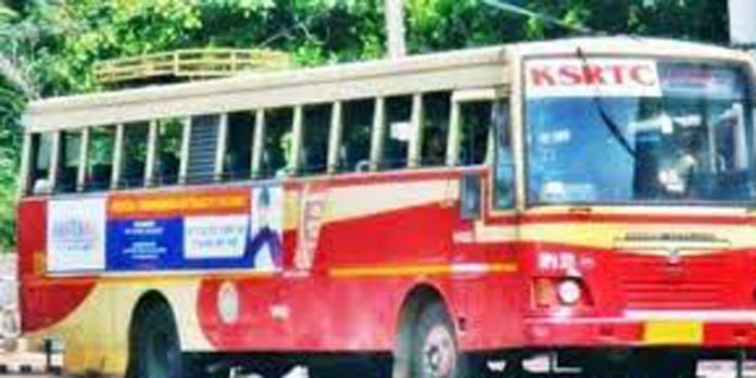 കെഎസ്ആര്ടിസി ഫാസ്റ്റ് പാസഞ്ചറില് യാത്ര ചെയ്തിരുന്ന കോളേജ് വിദ്യാര്ഥിനിയെ സ്റ്റോപ്പില് ഇറക്കിയില്ലെന്ന് പരാതി കെഎസ്ആര്ടിസി ഫാസ്റ്റ് പാസഞ്ചറില് യാത്ര ചെയ്തിരുന്ന കോളേജ് വിദ്യാര്ഥിനിയെ സ്റ്റോപ്പില് ഇറക്കിയില്ലെന്ന് പരാതി