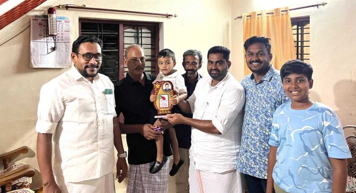 നാടിന്റെ ‘കുഞ്ഞുതാരത്തെ’ അഭിനന്ദിച്ചു നാടിന്റെ ‘കുഞ്ഞുതാരത്തെ’ അഭിനന്ദിച്ചു