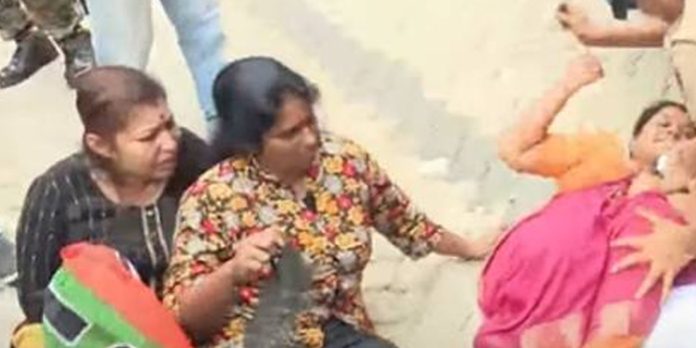 വണ്ടിപ്പെരിയാർ കേസ് ; ഡിജിപിയുടെ വീട്ടുവളപ്പിൽ മഹിളാമോർച്ച പ്രവർത്തകരുടെ പ്രതിഷേധം വണ്ടിപ്പെരിയാർ കേസ് ; ഡിജിപിയുടെ വീട്ടുവളപ്പിൽ മഹിളാമോർച്ച പ്രവർത്തകരുടെ പ്രതിഷേധം
