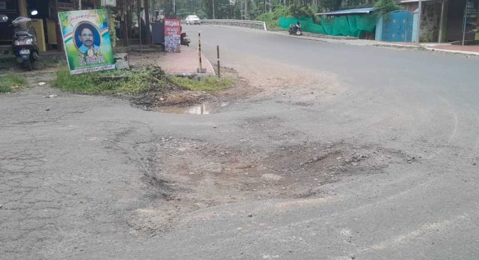 മുറിഞ്ഞകൽ ജംഗ്ഷനിൽ അപകടക്കെണിയായി ഓട ഇടിഞ്ഞ് താഴ്ന്നു രൂപപെട്ട ഗർത്തം മുറിഞ്ഞകൽ ജംഗ്ഷനിൽ അപകടക്കെണിയായി ഓട ഇടിഞ്ഞ് താഴ്ന്നു രൂപപെട്ട ഗർത്തം