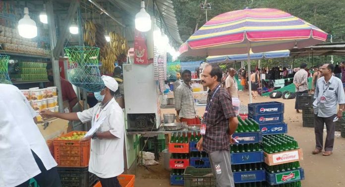 ശബരിമലയിലെ കടകളിൽ പരിശോധന : 4,61,000 രൂപ പിഴ ഈടാക്കി ശബരിമലയിലെ കടകളിൽ പരിശോധന : 4,61,000 രൂപ പിഴ ഈടാക്കി