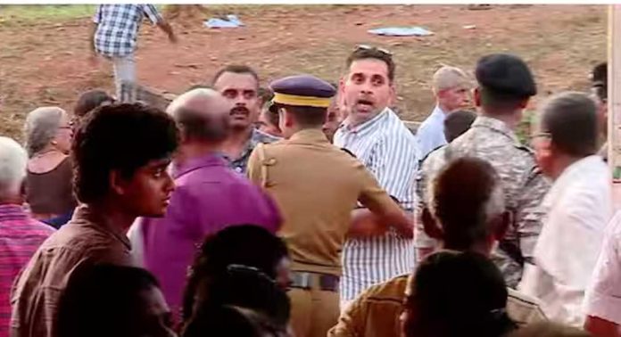 നവകേരള സദസിനിടെ സ്റ്റേജിലേക്ക് ഓടിക്കയറാൻ യുവാവിൻ്റെ ശ്രമം ; അറസ്റ്റ് നവകേരള സദസിനിടെ സ്റ്റേജിലേക്ക് ഓടിക്കയറാൻ യുവാവിൻ്റെ ശ്രമം ; അറസ്റ്റ്
