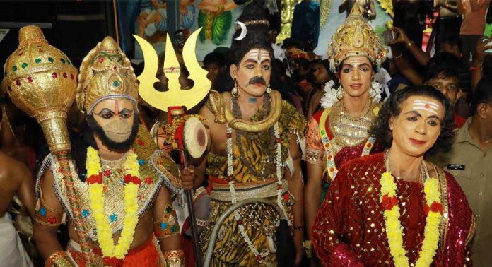 ഭക്തിസാന്ദ്രമായ കർപ്പൂരാഴി ഘോഷയാത്രയുമായി ദേവസ്വം ബോർഡ് ജീവനക്കാർ ഭക്തിസാന്ദ്രമായ കർപ്പൂരാഴി ഘോഷയാത്രയുമായി ദേവസ്വം ബോർഡ് ജീവനക്കാർ