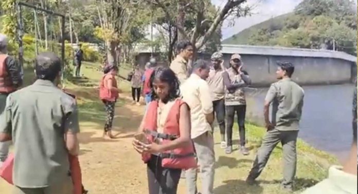 ഗവിയിൽ വിനോദ സഞ്ചാരികളുടെ വൻതിരക്ക് ഗവിയിൽ വിനോദ സഞ്ചാരികളുടെ വൻതിരക്ക്