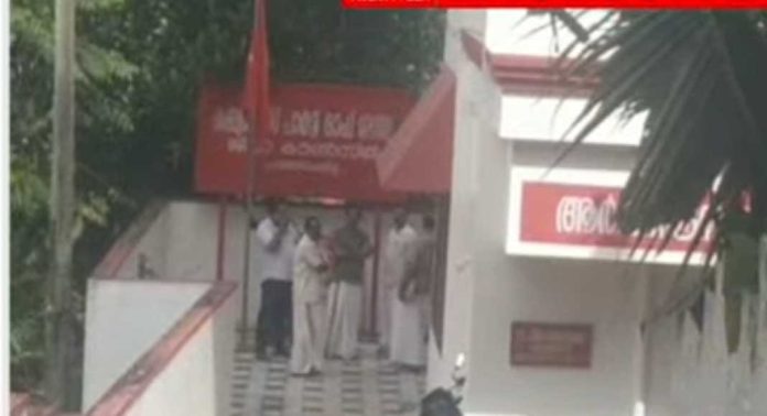 സിപിഐ പത്തനംതിട്ട ജില്ലാ കമ്മിറ്റി ഓഫീസ് പൂട്ടി സെക്രട്ടറി പോയി ; കമ്മറ്റികൾക്കായി എത്തിയവർക്ക് പുറത്തുനിൽക്കേണ്ടിവന്നു സിപിഐ പത്തനംതിട്ട ജില്ലാ കമ്മിറ്റി ഓഫീസ് പൂട്ടി സെക്രട്ടറി പോയി ; കമ്മറ്റികൾക്കായി എത്തിയവർക്ക് പുറത്തുനിൽക്കേണ്ടിവന്നു
