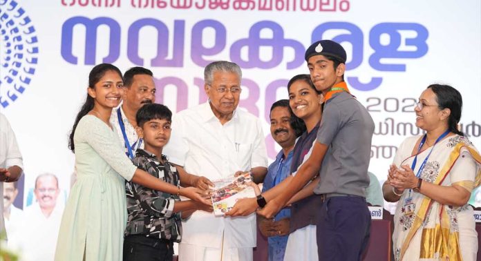 ‘വികസനം വിദ്യാർത്ഥികൾക്കും പറയാനുണ്ട്’ മുഖപുസ്തകം മുഖ്യമന്ത്രിക്ക് കൈമാറി വിദ്യാർഥികൾ ‘വികസനം വിദ്യാർത്ഥികൾക്കും പറയാനുണ്ട്’ മുഖപുസ്തകം മുഖ്യമന്ത്രിക്ക് കൈമാറി വിദ്യാർഥികൾ
