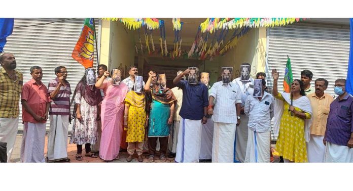 കാട്ടുപന്നി ആക്രമണം അതിരൂക്ഷം ; മുഖംമൂടിയുമായി ബിജെപി ഉപരോധസമരം സംഘടിപ്പിച്ചു കാട്ടുപന്നി ആക്രമണം അതിരൂക്ഷം ; മുഖംമൂടിയുമായി ബിജെപി ഉപരോധസമരം സംഘടിപ്പിച്ചു