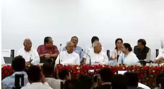 ഇന്ത്യ സഖ്യത്തിൽ അതൃപ്തി ; നാളെ നടത്താനിരുന്ന വിശാല യോഗം മാറ്റിവെച്ചു ഇന്ത്യ സഖ്യത്തിൽ അതൃപ്തി ; നാളെ നടത്താനിരുന്ന വിശാല യോഗം മാറ്റിവെച്ചു