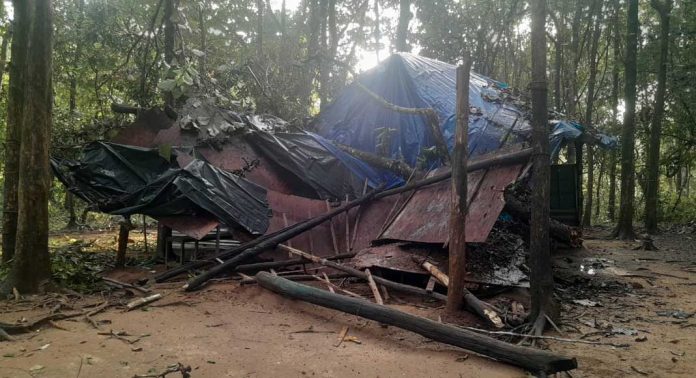 മരം ഒടിഞ്ഞ് വീണ് ലഘു ഭക്ഷണശാല തകർന്നു മരം ഒടിഞ്ഞ് വീണ് ലഘു ഭക്ഷണശാല തകർന്നു