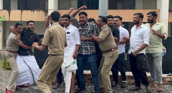 മുഖ്യന്ത്രിയും മന്ത്രിമാരും ജില്ലയിൽ ; യൂത്ത് കോൺഗ്രസ് സംസ്ഥാന സെക്രട്ടറിയടക്കം കരുതൽ തടങ്കലിൽ മുഖ്യന്ത്രിയും മന്ത്രിമാരും ജില്ലയിൽ ; യൂത്ത് കോൺഗ്രസ് സംസ്ഥാന സെക്രട്ടറിയടക്കം കരുതൽ തടങ്കലിൽ
