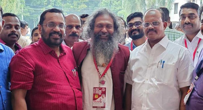 വനത്തിലേക്ക് പ്ലാസ്റ്റിക് വലിച്ചെറിയുന്നവരെ കണ്ടെത്താൻ വനപാതകളിലെല്ലാം ക്യാമറ വെക്കണം വനത്തിലേക്ക് പ്ലാസ്റ്റിക് വലിച്ചെറിയുന്നവരെ കണ്ടെത്താൻ വനപാതകളിലെല്ലാം ക്യാമറ വെക്കണം