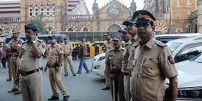 മുംബൈയിൽ ബോംബ് സ്ഫോടനം നടക്കുമെന്ന് അജ്ഞാതന്റെ ഫോൺകോൾ മുംബൈയിൽ ബോംബ് സ്ഫോടനം നടക്കുമെന്ന് അജ്ഞാതന്റെ ഫോൺകോൾ